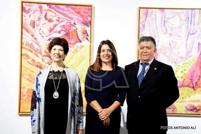 La pintora (d) con la alcaldesa de Telde (c) y el presentador de la muestra (i) (Foto Antonio Alí)